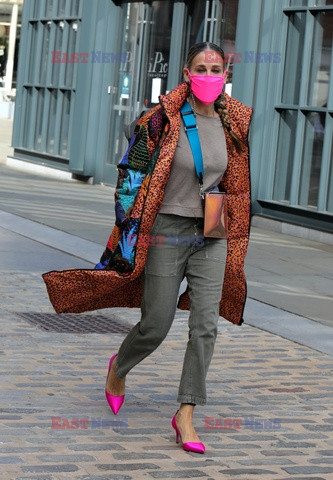 Sarah Jessica Parker w kolorowym płaszczu