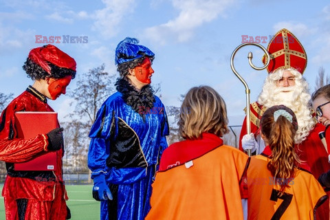 Św. Mikołaj odwiedza dzieci na boisku