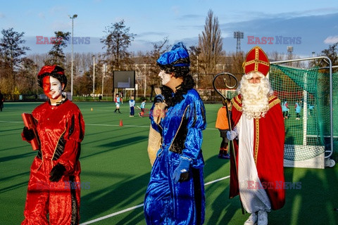 Św. Mikołaj odwiedza dzieci na boisku