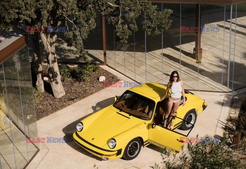 Lifestyle - Dziewczyna z żółtego sportowego samochodu - TLP
