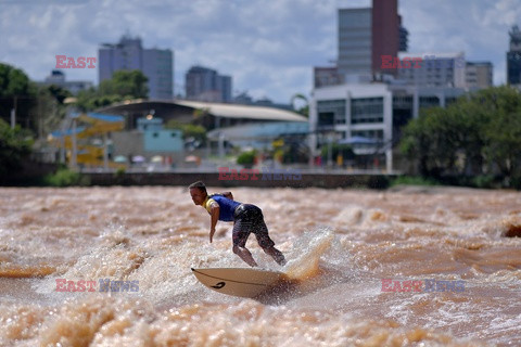 Surfowanie w czasie pory deszczowej w Brazylii