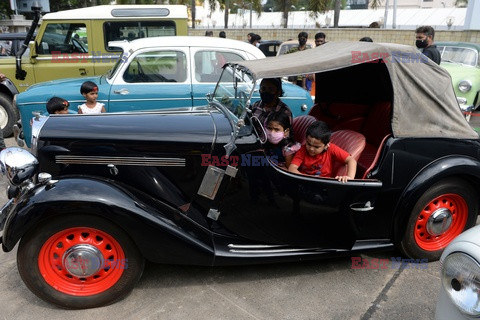 Zabytkowe samochody na wystawie w Madrasie