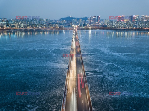 Ruch uliczny na moście nad rzeką Han