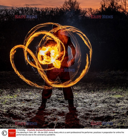 Artysta bawiący się ogniem