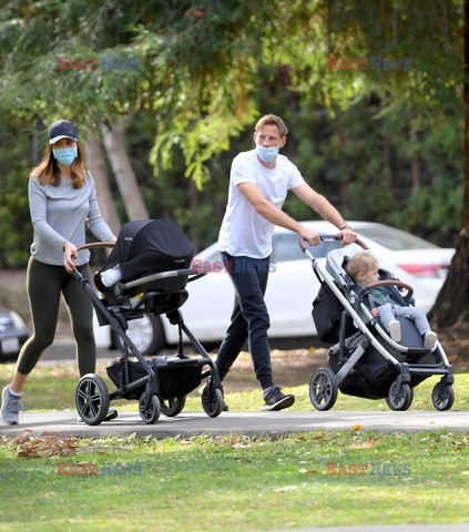 Jenson Button z dziećmi na spacerze