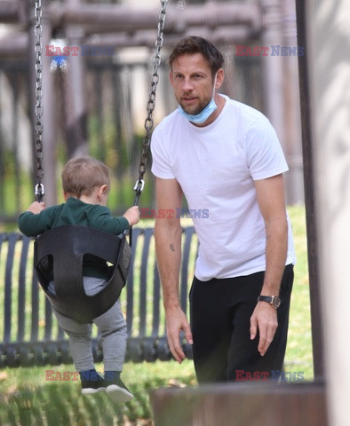 Jenson Button z dziećmi na spacerze