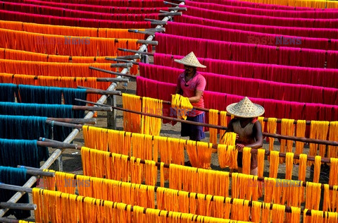 Suszenie kolorowych materiałów w Indiach