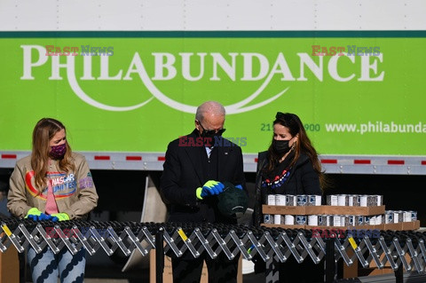Joe Biden wraz z córkami pomagają pakować żywność dla potrzebujących