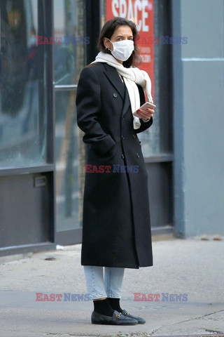 Katie Holmes w czarnym płaszczu