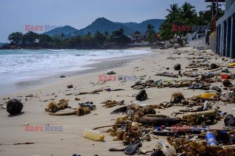 Plastikowe śmieci na tajlandzkiej plaży Koh Samui