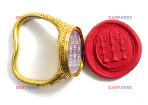 Poszukiwacz skarbów znalazł 400-letni złoty pierścień z pieczęcią