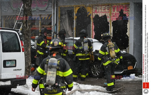 Pożar w salonie samochodowym w Brooklynie