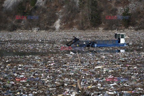 Śmieci unoszące się w rzece Drina w Bośni