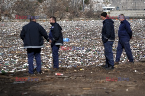 Śmieci unoszące się w rzece Drina w Bośni