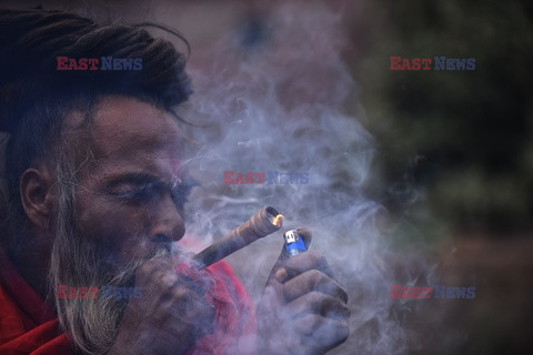 Palenie marihuany przed świętem Maha Shivaratri w Katmandu