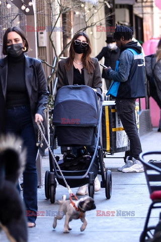Emily Ratajkowski na spacerze z mężem i dzieckiem