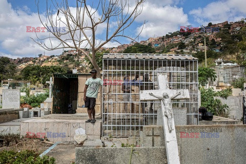 Bezdomni koczują na cmentarzach w Caracas - AFP
