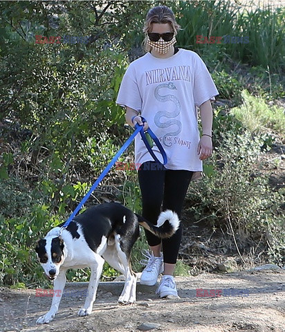 Ava Elizabeth Phillippe spaceruje z psem