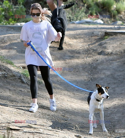 Ava Elizabeth Phillippe spaceruje z psem