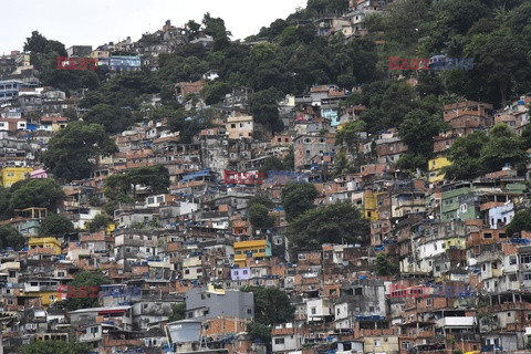 Mieszkańcy faweli w Rio de Janeiro otrzymują pomoc żywieniową