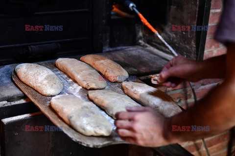 Chleb wypiekany w piecu na ogień drzewny