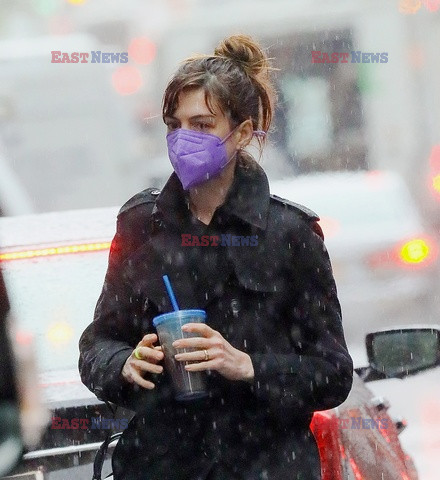 Anne Hathaway moknie w deszczu