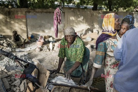 Kobiety kruszące skały w Czadzie - AFP