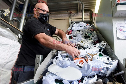 Produkcja plastikowych sandałów koło Nantes - AFP