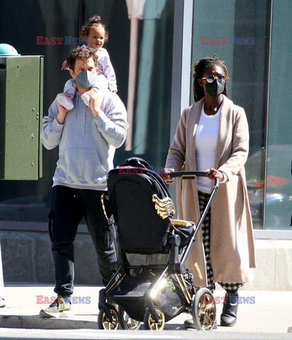 Joshua Jackson z żoną i córką na spacerze