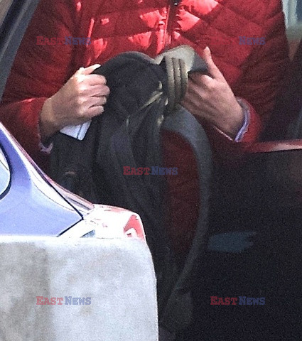 Lara Flynn Boyle w czerwonej kurtce