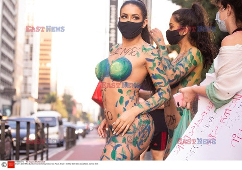 Uczestniczki Miss Bum Bum protestują przeciwko prezydentowi Bolsonaro