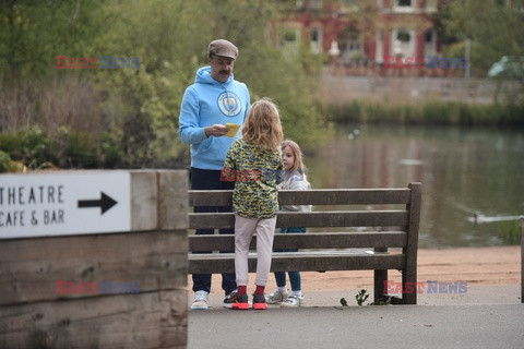 Jason Sudeikis z córkami w parku