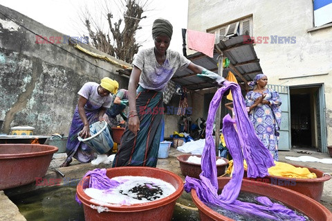 Barwienie tkanin na Wybrzeżu Kości Słoniowej - AFP