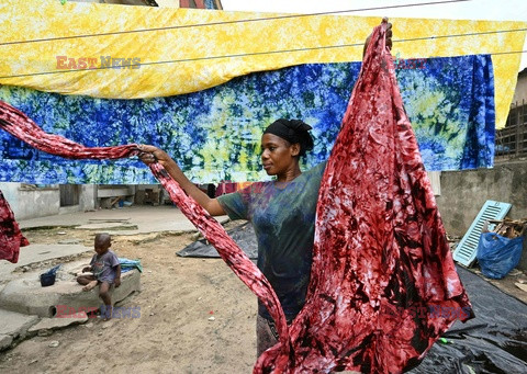 Barwienie tkanin na Wybrzeżu Kości Słoniowej - AFP