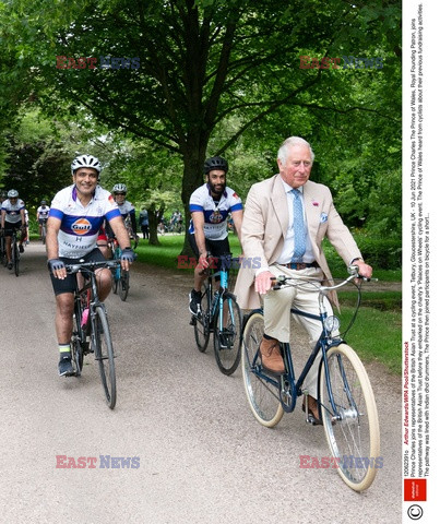 Książę Karol na rowerze