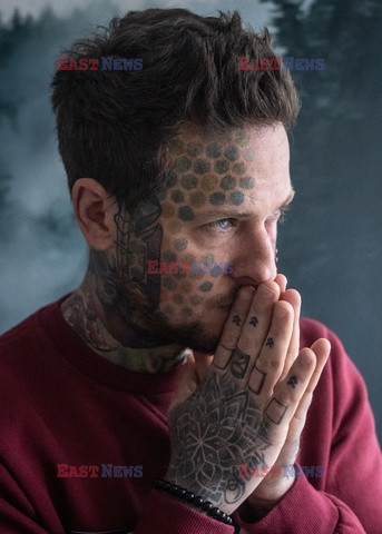 Tatuaże z powodu blizny pod okiem