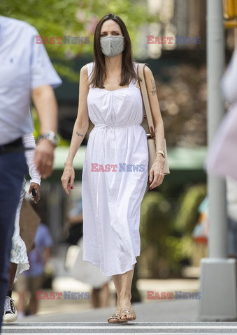 Angelina Jolie w białej sukience