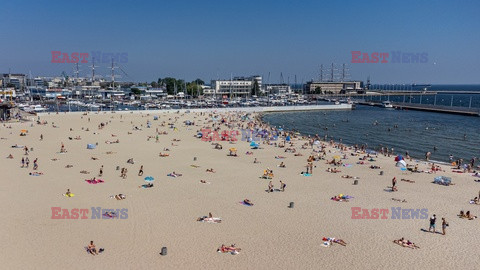 Sezon na plażowanie na plaży śródmieście w Gdyni