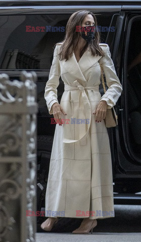 Angelina Jolie w białym płaszczu