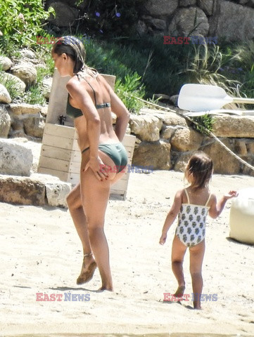 Kate Hudson z córka na plaży