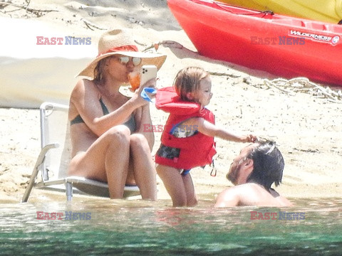 Kate Hudson z córka na plaży