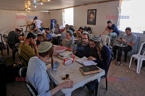 Żydowscy osadnicy w Eviatar - AFP