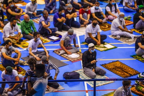 Świąteczna modlitwa muzułmanów w hali sportowej w Sosnowcu