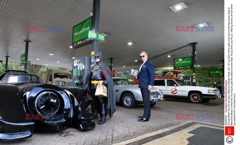 Batman i James Bond na stacji benzynowej