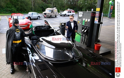 Batman i James Bond na stacji benzynowej