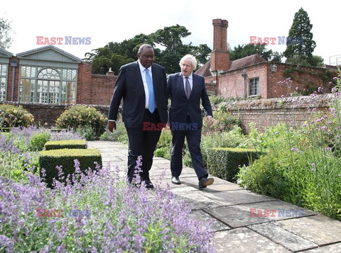 Premier Boris Johnson i prezydent Kenii Uhuru Kenyatta zasadzili drzewo