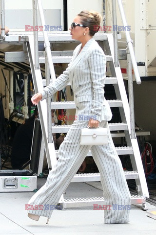 Lady Gaga w garniturze w paski