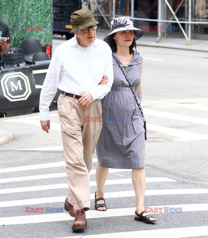 Woody Allen z żoną na spacerze