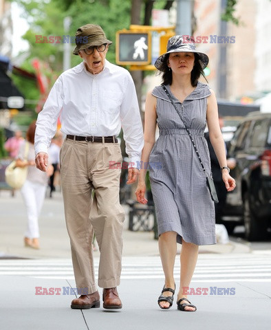 Woody Allen z żoną na spacerze