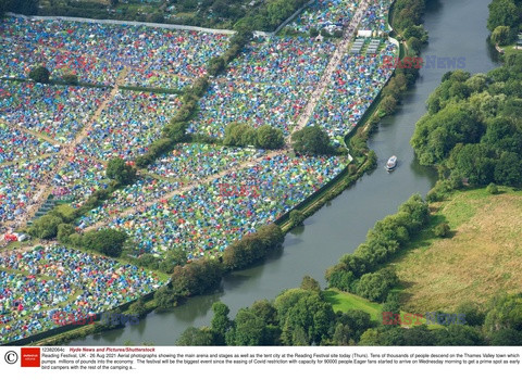 Tysiące ludzi na festiwalu w Reading